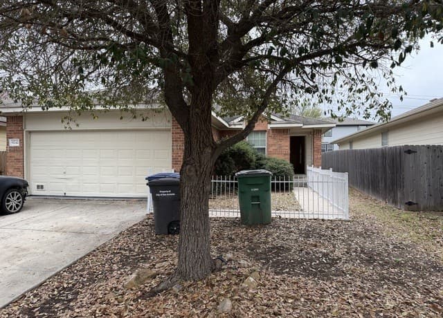 3-bedroom rental at 9242 Ingleton in San Antonio, TX — photo 2
