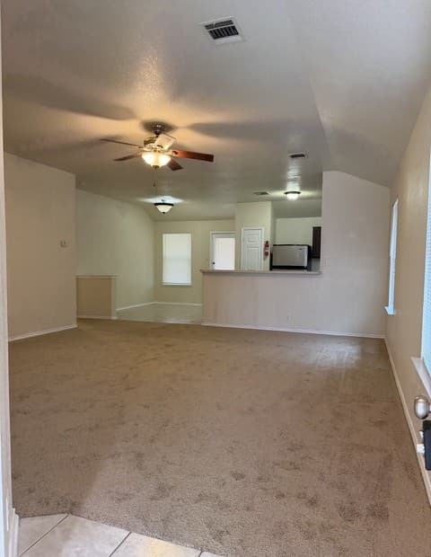 3-bedroom rental at 9242 Ingleton in San Antonio, TX — photo 3