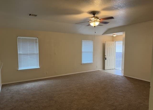 3-bedroom rental at 9242 Ingleton in San Antonio, TX — photo 4