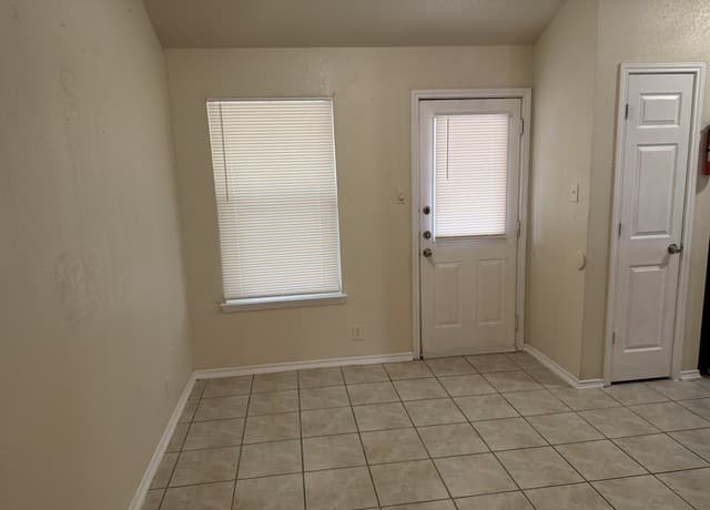 3-bedroom rental at 9242 Ingleton in San Antonio, TX — photo 5