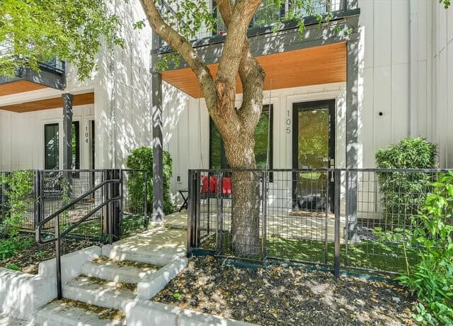 1226 S Presa Unit UNIT 105 — photo 2