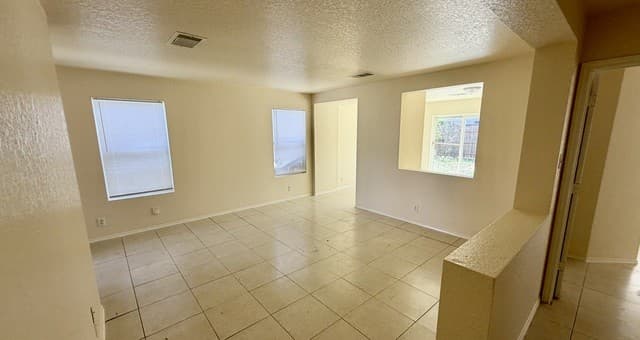 3-bedroom rental at 10026 Sungate Park in San Antonio, TX — photo 3