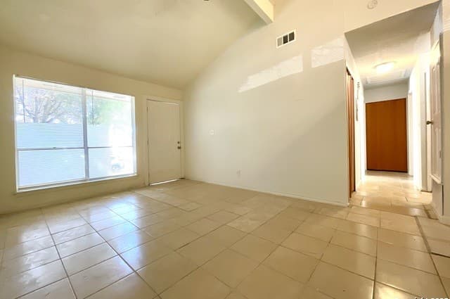 3-bedroom rental at 7237 Glen Bay in San Antonio, TX — photo 4