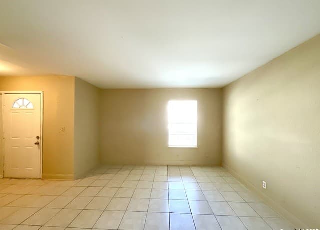 3-bedroom rental at 7042 Glen Mist in San Antonio, TX — photo 3