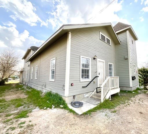 2-bedroom rental at 816 Rivas St Unit A in San Antonio, TX — photo 2