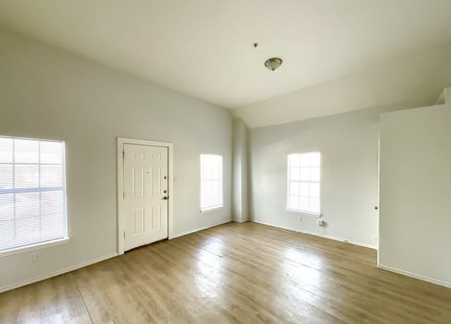 2-bedroom rental at 816 Rivas St Unit A in San Antonio, TX — photo 3