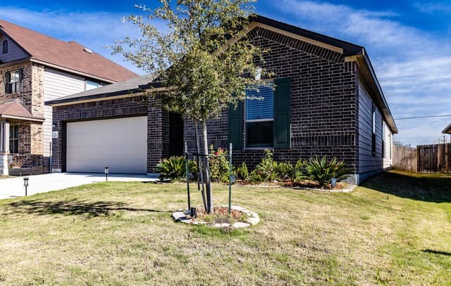 3-bedroom rental at 14715 Gecko Landing in San Antonio, TX — photo 2