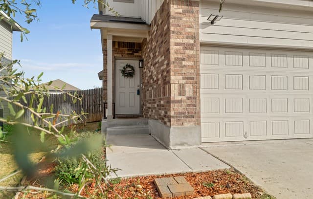 2407 N Applewhite — photo 2