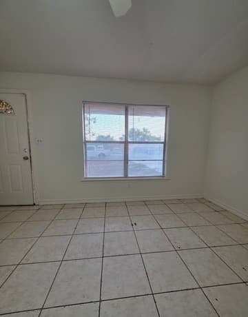 915 E Frio — photo 2