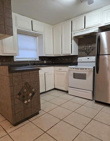 915 E Frio — photo 3