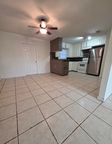 915 E Frio — photo 4