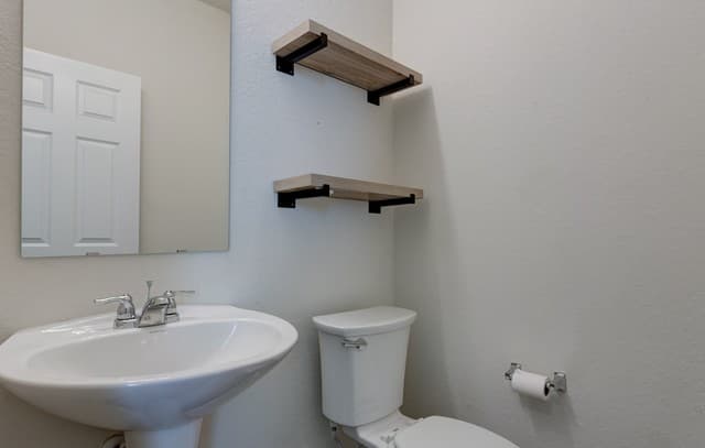 3-bedroom rental at 10938 Willow View in San Antonio, TX — photo 3