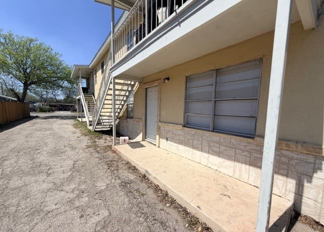 2-bedroom rental at 1418 Romero Unit 1 in San Antonio, TX — photo 2