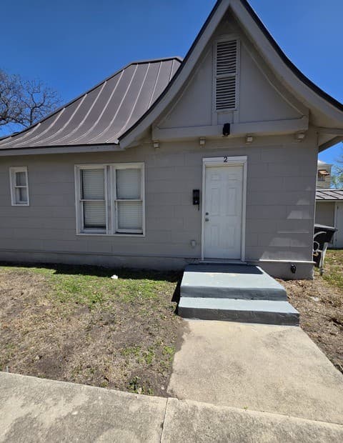 1-bedroom rental at 930 E Grayson Unit 2 in San Antonio TX
