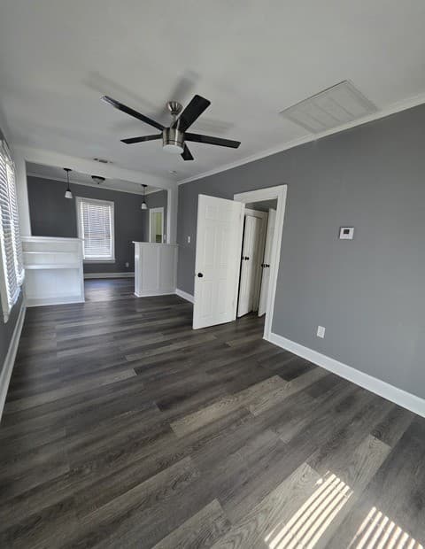 1-bedroom rental at 930 E Grayson Unit 2 in San Antonio, TX — photo 2
