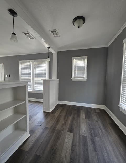 1-bedroom rental at 930 E Grayson Unit 2 in San Antonio, TX — photo 5