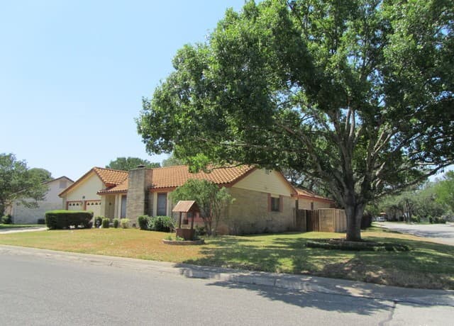 3-bedroom rental at 1947 Encino Belle St in San Antonio, TX — photo 3