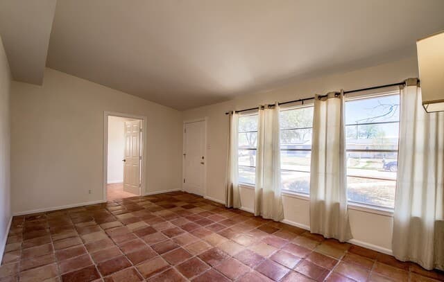 911 Elkhorn Dr — photo 3