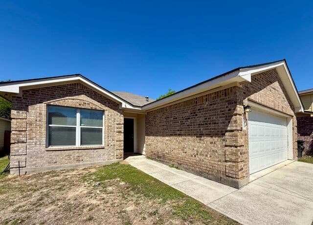 3-bedroom rental at 9011 Timber Hunt in San Antonio, TX — photo 2