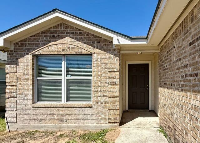 3-bedroom rental at 9011 Timber Hunt in San Antonio, TX — photo 3