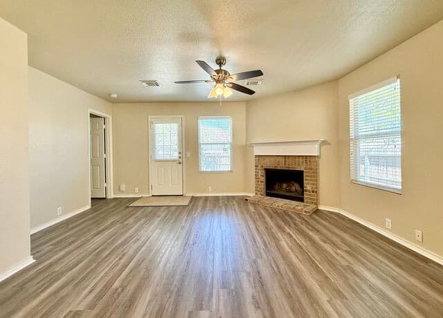 3-bedroom rental at 9011 Timber Hunt in San Antonio, TX — photo 5