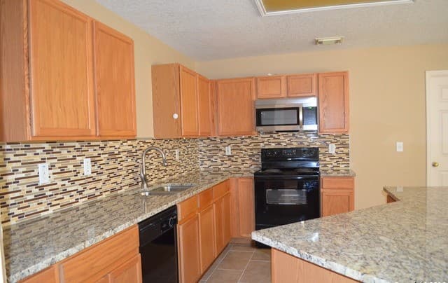 4-bedroom rental at 443 Bluegrass Creek in San Antonio, TX — photo 5