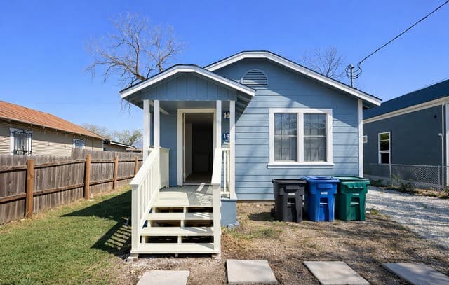 1411 Lamar — photo 1