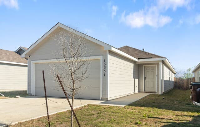 4-bedroom rental at 13551 Barton Cv in San Antonio, TX — photo 2