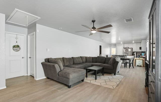 3-bedroom rental at 10231 Mesa Medina in San Antonio, TX — photo 4