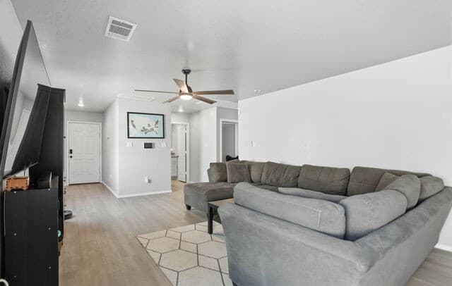 3-bedroom rental at 10231 Mesa Medina in San Antonio, TX — photo 5