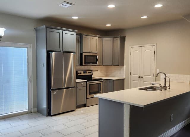 1019 W Rosewood — photo 5