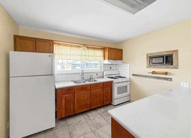 3-bedroom rental at 7750 Pipers in San Antonio, TX — photo 4