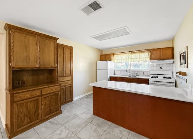 3-bedroom rental at 7750 Pipers in San Antonio, TX — photo 5