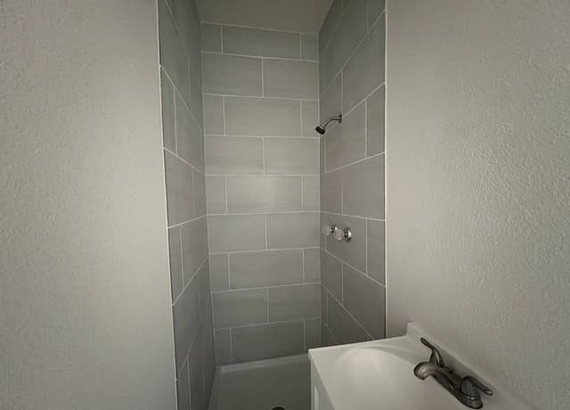 2-bedroom rental at 107 Stanley Ct Unit 3 in San Antonio, TX — photo 4