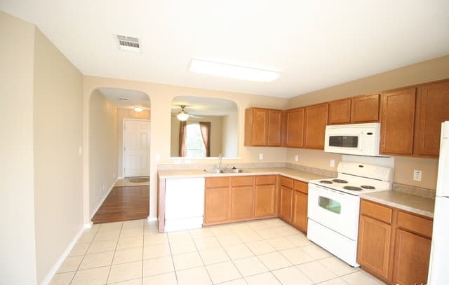 3-bedroom rental at 5615 Canaan Cross in San Antonio, TX — photo 2
