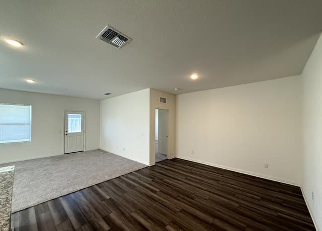 3-bedroom rental at 7439 Corral Summit in San Antonio, TX — photo 2