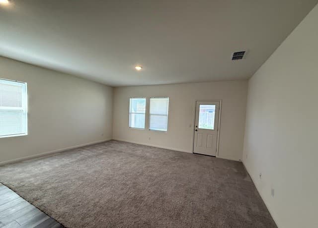 3-bedroom rental at 7439 Corral Summit in San Antonio, TX — photo 5