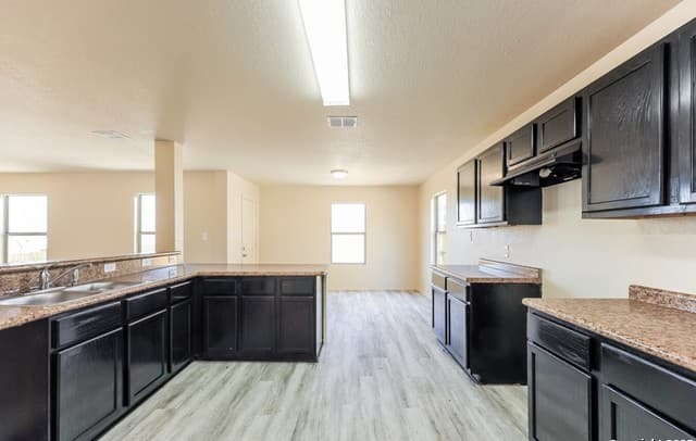 4-bedroom rental at 1406 Durango Run in San Antonio, TX — photo 2