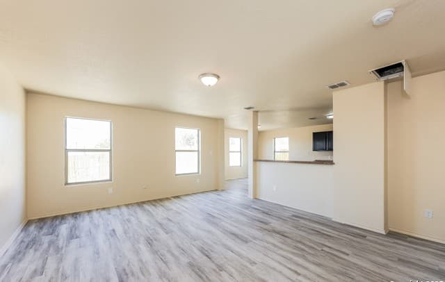 4-bedroom rental at 1406 Durango Run in San Antonio, TX — photo 4
