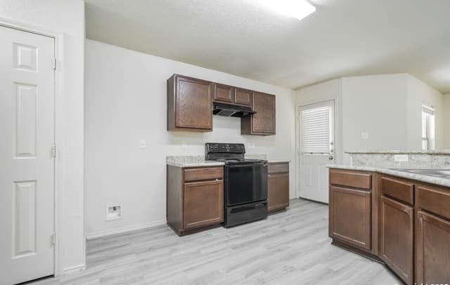 2727 Majestic — photo 3