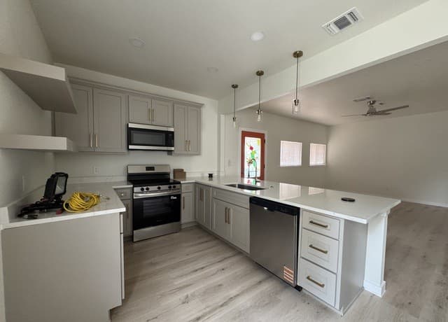 631 E Mistletoe — photo 3