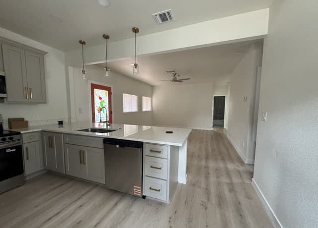 631 E Mistletoe — photo 4