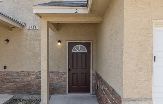 3-bedroom rental at 5738 Golf Heights Unit 2 in San Antonio, TX — photo 3