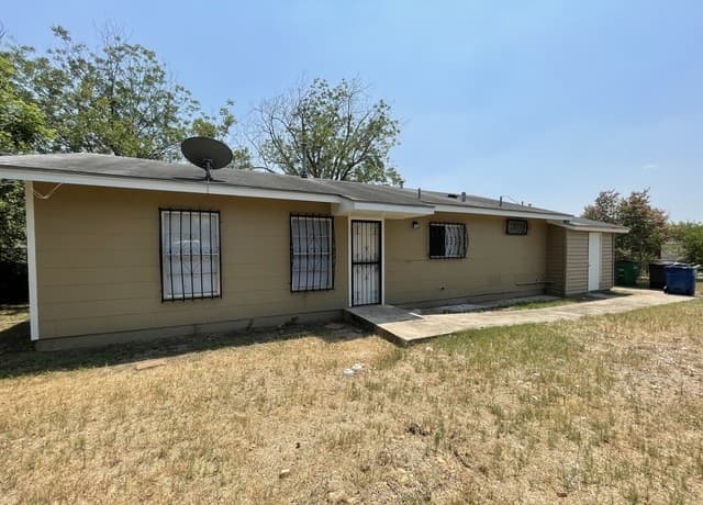 3-bedroom rental at 5547 Stonybrook in San Antonio, TX — photo 2