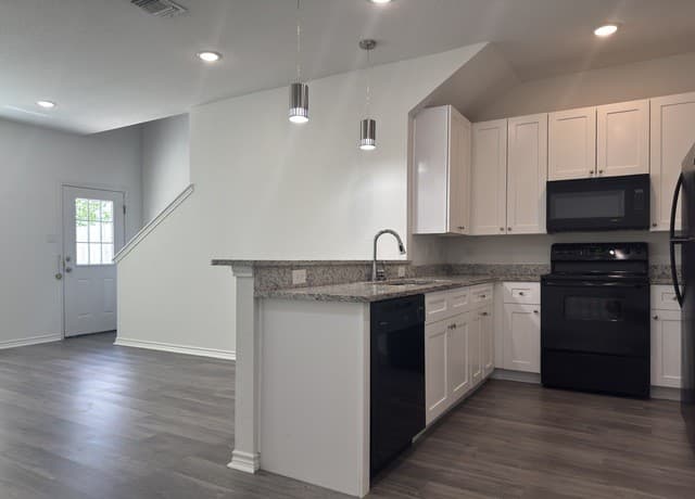 3-bedroom rental at 6942 Crestway Unit 2 in San Antonio, TX — photo 5