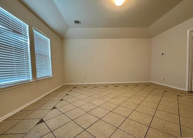 4-bedroom rental at 9414 Ingleton in San Antonio, TX — photo 5
