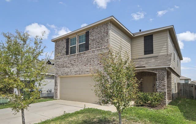 4-bedroom rental at 5602 Daniel Way in St Hedwig, TX — photo 2