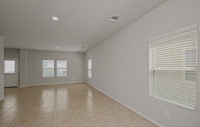 4-bedroom rental at 5602 Daniel Way in St Hedwig, TX — photo 3