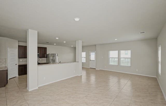 4-bedroom rental at 5602 Daniel Way in St Hedwig, TX — photo 5