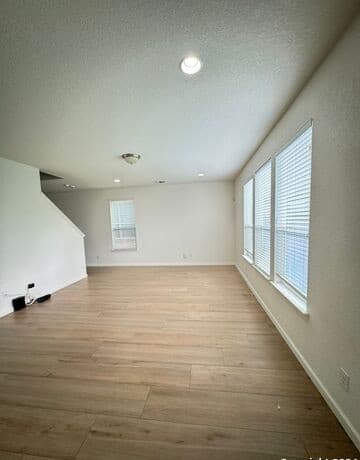 3-bedroom rental at 7746 Heavenly Arbor in San Antonio, TX — photo 4